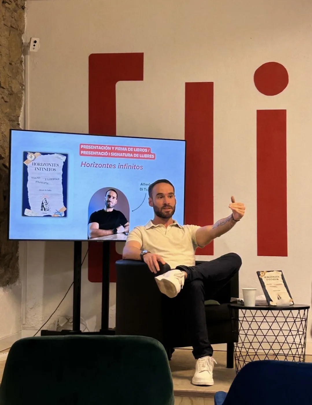 Alfredo Di Tullio at the Horizontes Infinitos book launch